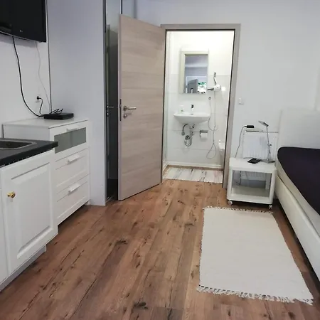 Mit Terrasse 아파트 *